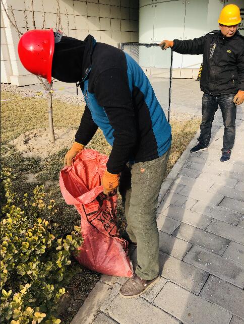 破碎的幕墻玻璃被整理收集到袋子里運走