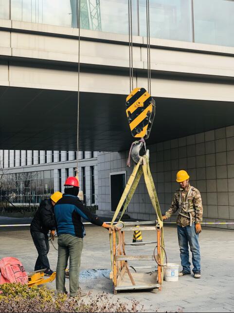 吊車上的破損玻璃進行清理