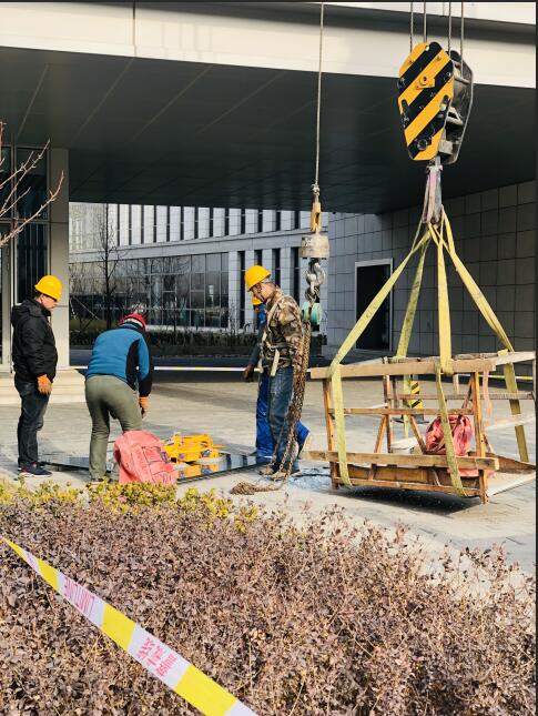 新的幕墻玻璃準備搬運上吊車