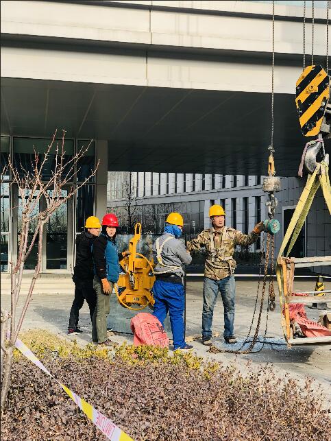 新的幕墻玻璃準備搬運上吊車