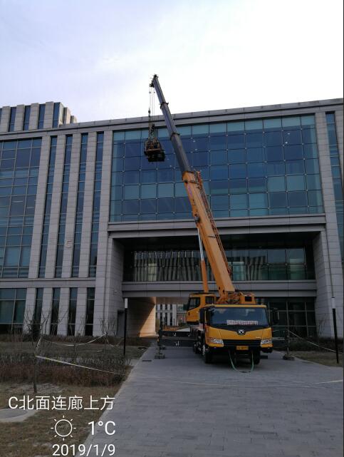 C座北面連廊上方幕墻玻璃更換