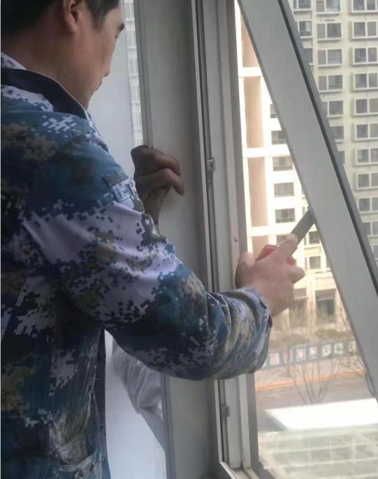 幕墻窗戶五金件維修現場-開啟件更換